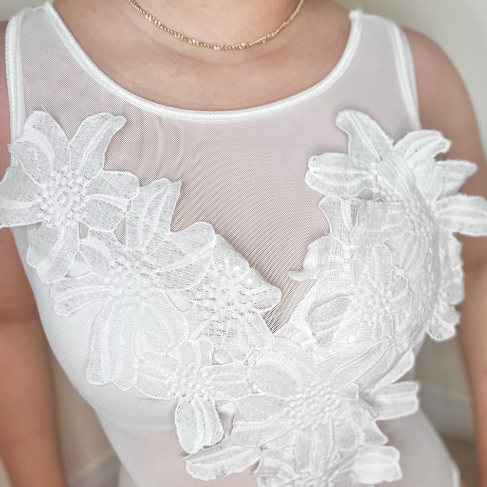 DYNAMITE Bodysuit in White with Floral Embroidery ⋆ Pre-loved ⋆